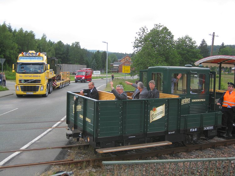 Der Wernesgruener Schienen-Express - besetzt mit prominenten Personen - trifft die I K auf ihrer Willkommenstour am 30. Juni 2009. Foto: Holger Drosdeck