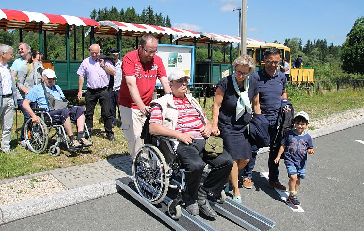 Der Wernesgruener Schienen-Express unterwegs nach der Einweihung des barrierefreien Bahnsteigs auf dem Bahnhof Hammerbruecke inclusive VB 24 04. Foto: Eberhard Maedler